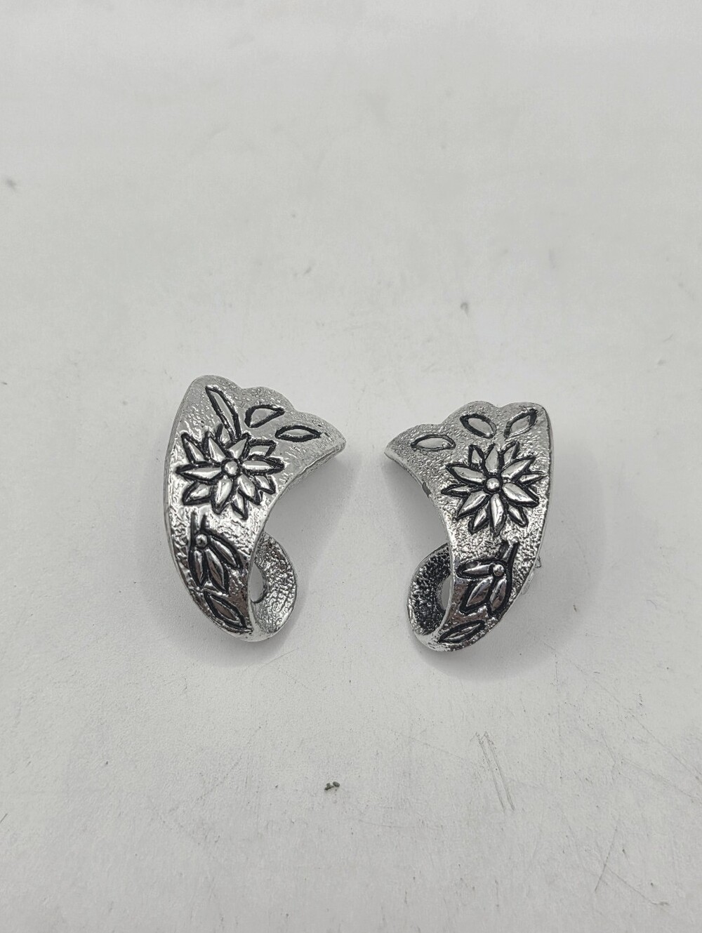 Vintage Emmons Silver Tone Floral Scroll Clip On Earrings Textured Flower (